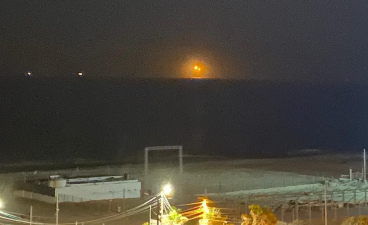 زوارق الاحتلال تطلق قنابل إنارة في بحر غزة